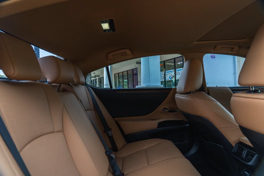 Used 2025 Lexus ES 300h w/ Premium Package FWD image 24