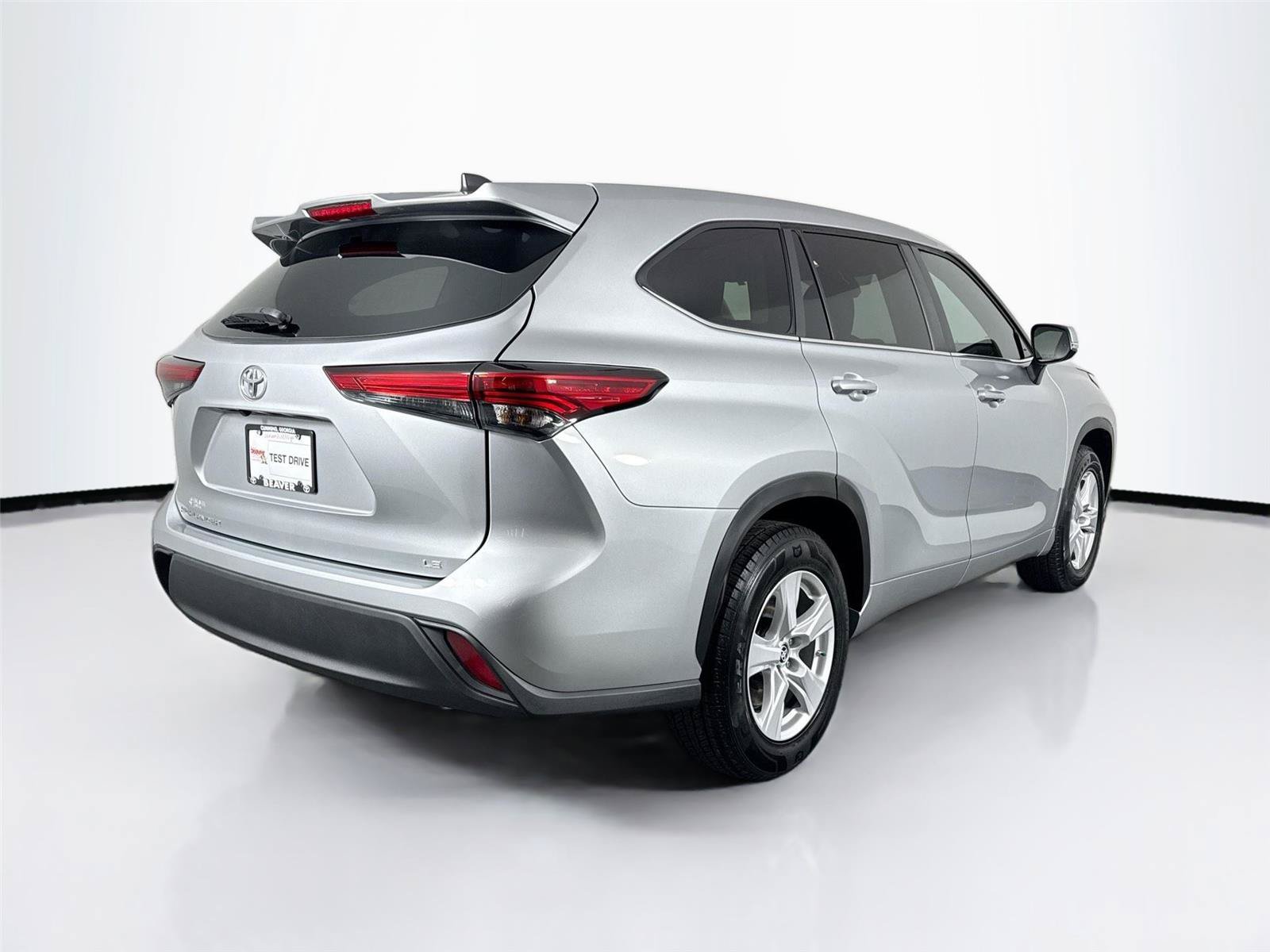 Used 2023 Toyota Highlander LE FWD image 2