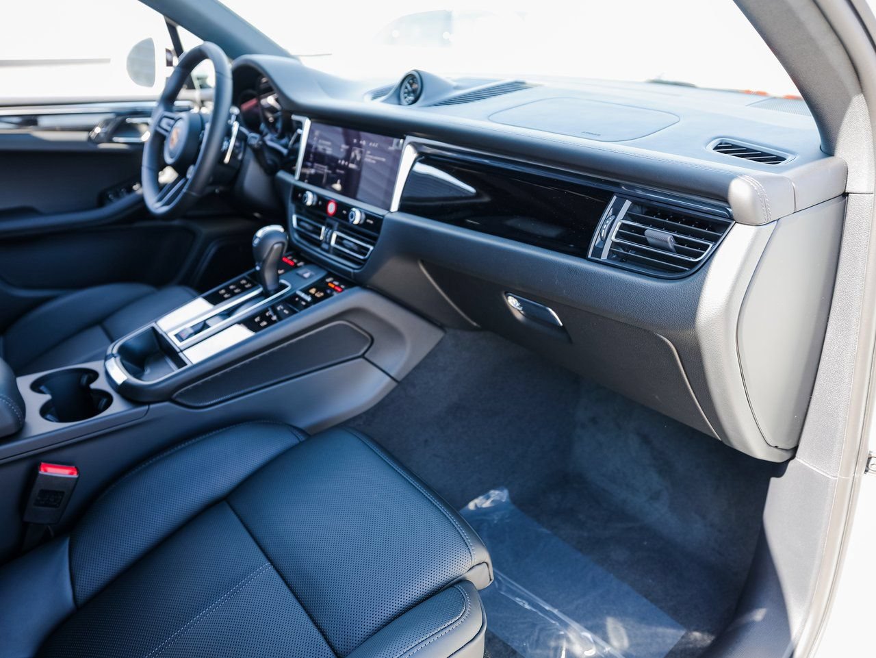 Certified 2026 Porsche Macan Turbo AWD/4WD image 27