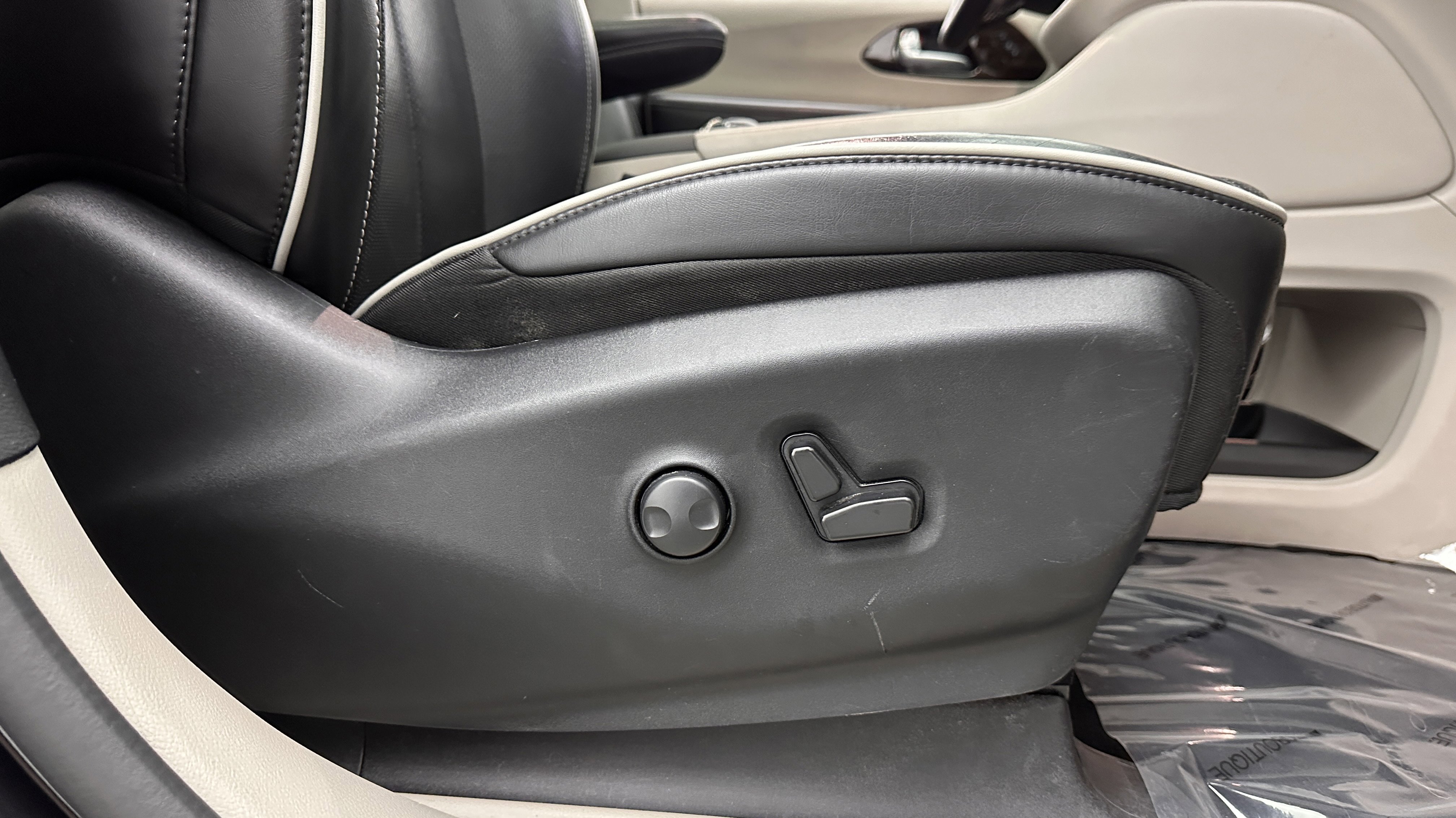 Used 2023 Chrysler Pacifica Limited image 39