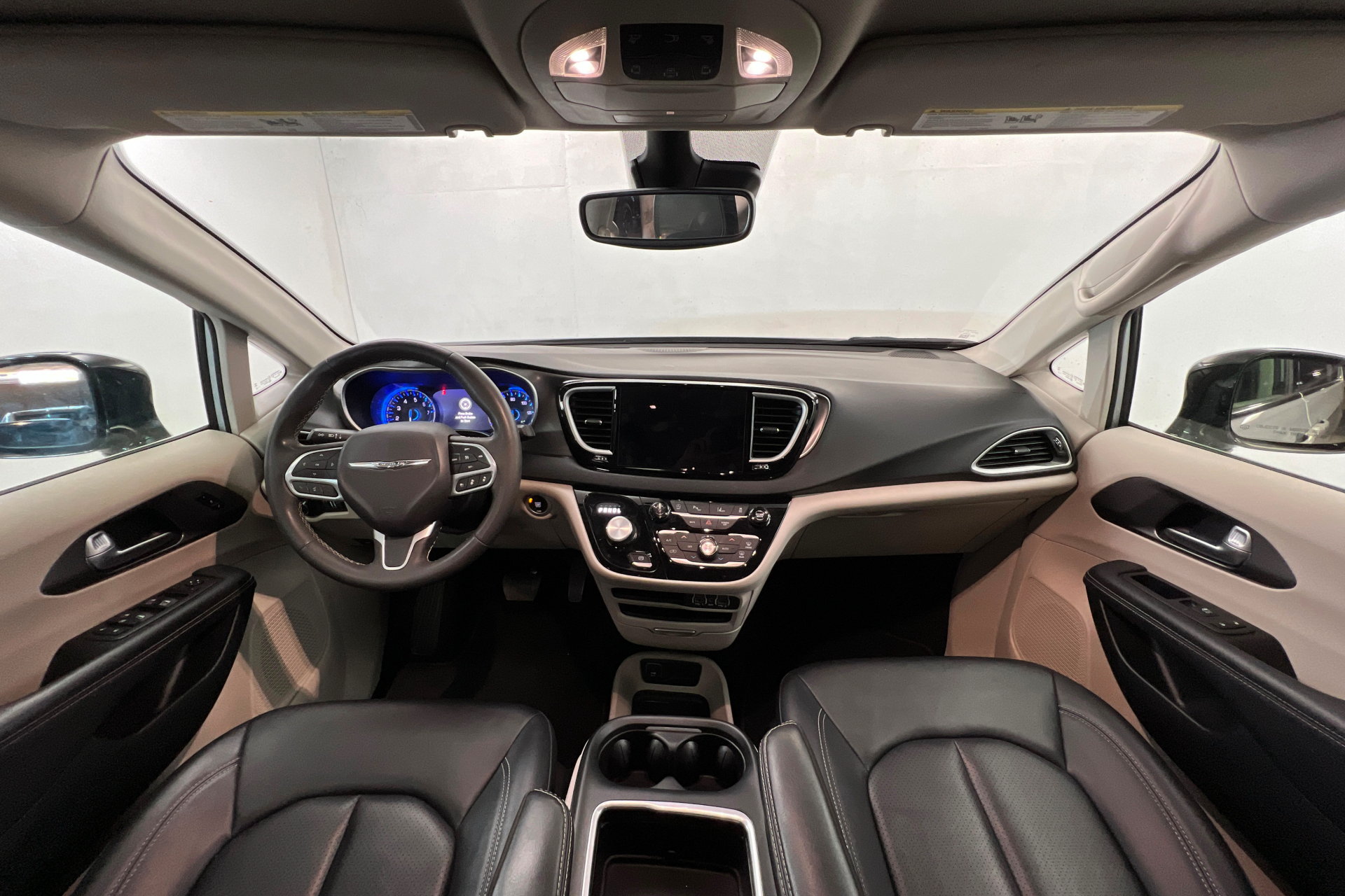 Used 2024 Chrysler Pacifica Touring-L FWD image 9