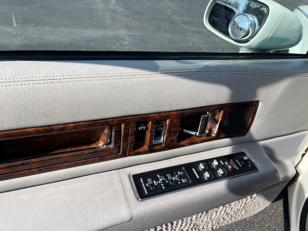 Used 1993 Cadillac Fleetwood Sedan RWD image 23