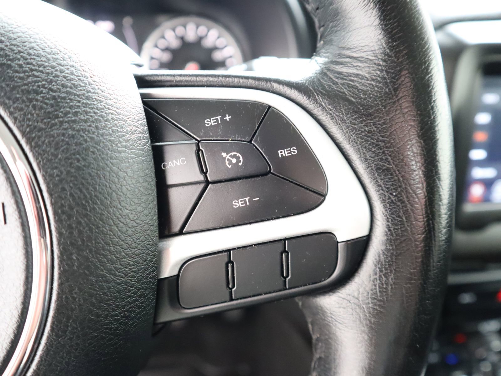 Used 2020 Jeep Renegade Latitude w/ Cold Weather Group image 35