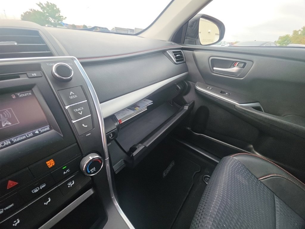 Used 2015 Toyota Camry SE w/ Moonroof Package FWD image 23