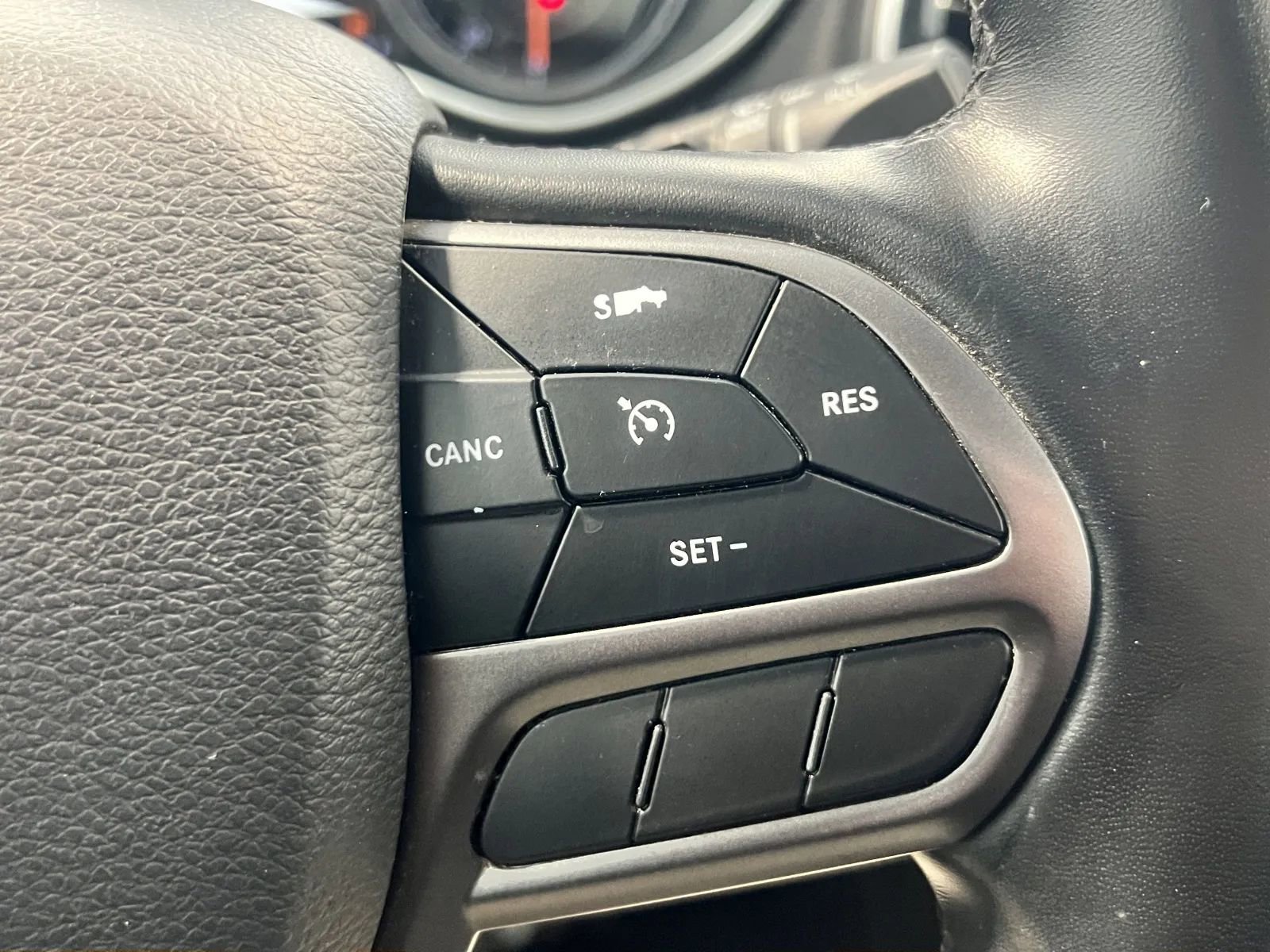 Used 2020 Jeep Cherokee Limited AWD/4WD image 37