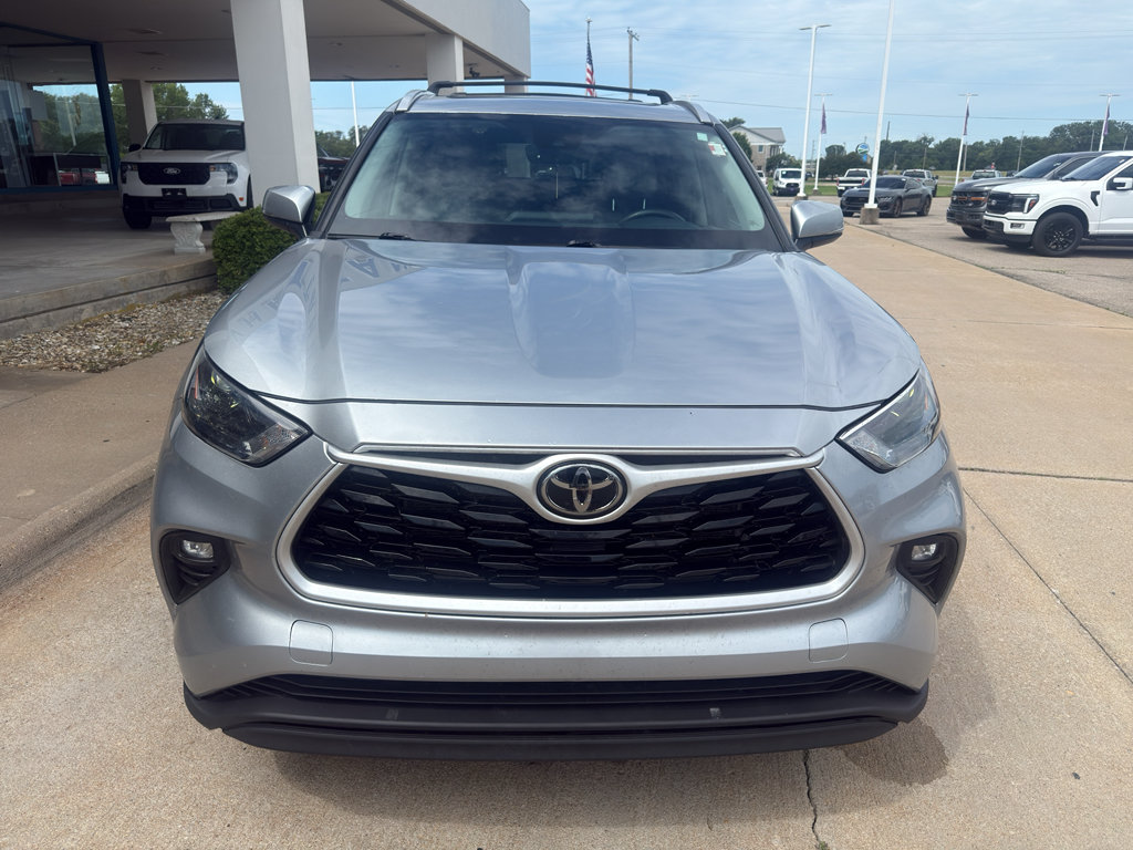 Used 2022 Toyota Highlander XLE AWD/4WD image 3