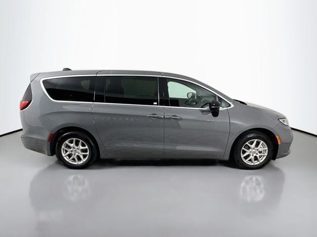 Used 2025 Chrysler Pacifica Select FWD image 9