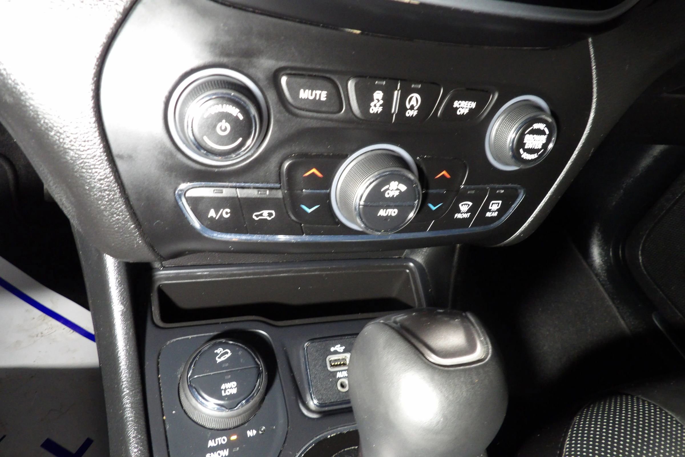 Used 2019 Jeep Cherokee Limited image 12