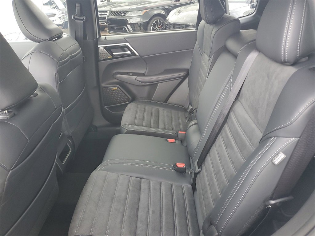 New 2025 Mitsubishi Outlander SE image 13