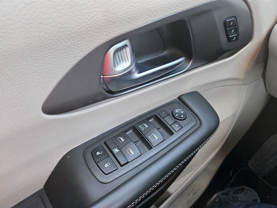 Used 2024 Chrysler Pacifica Touring-L image 22