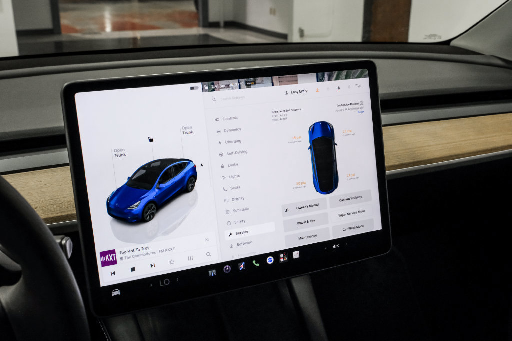 Used 2024 Tesla Model Y Long Range AWD/4WD image 23