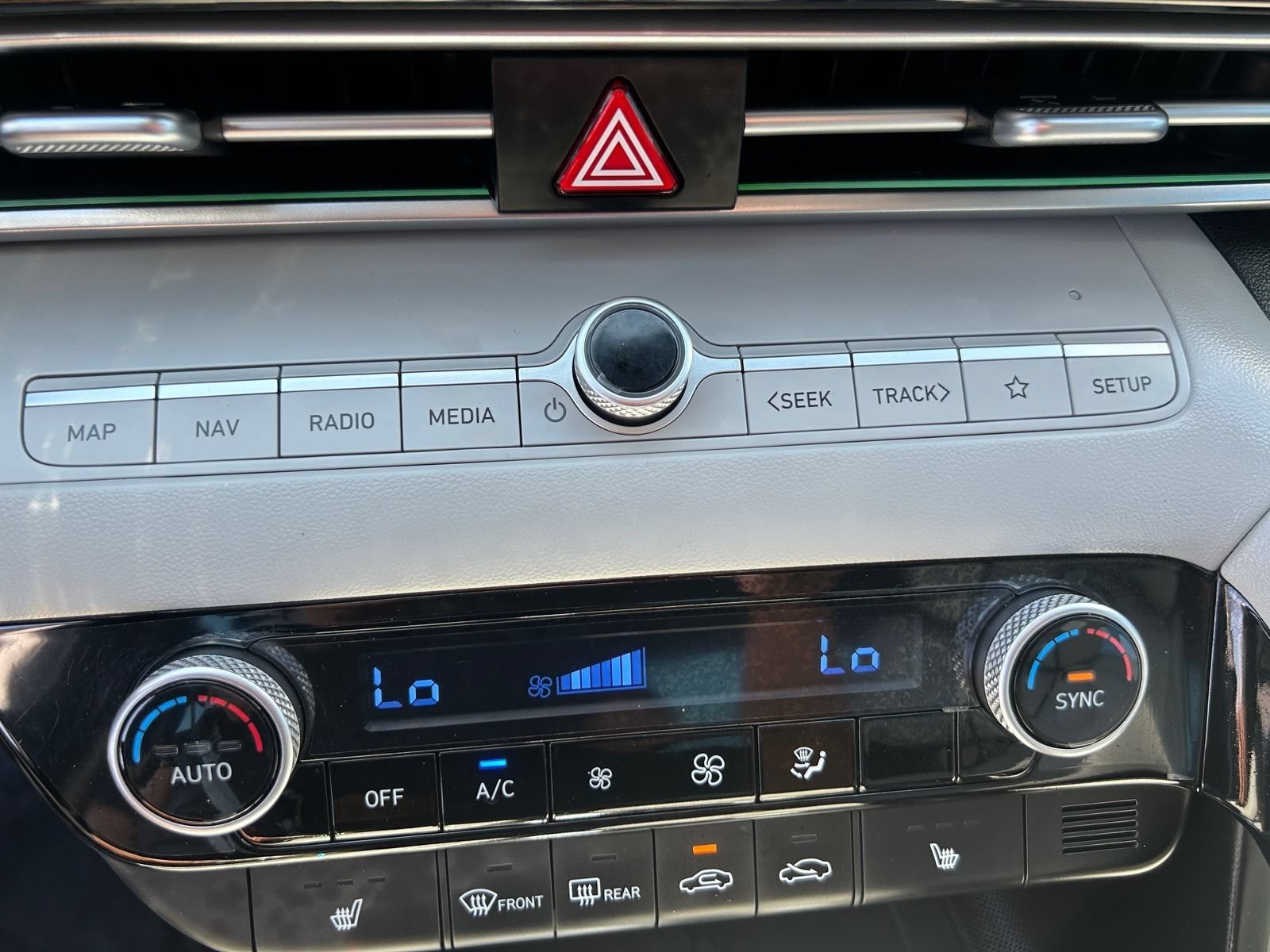 Used 2025 Hyundai Elantra Limited FWD image 25