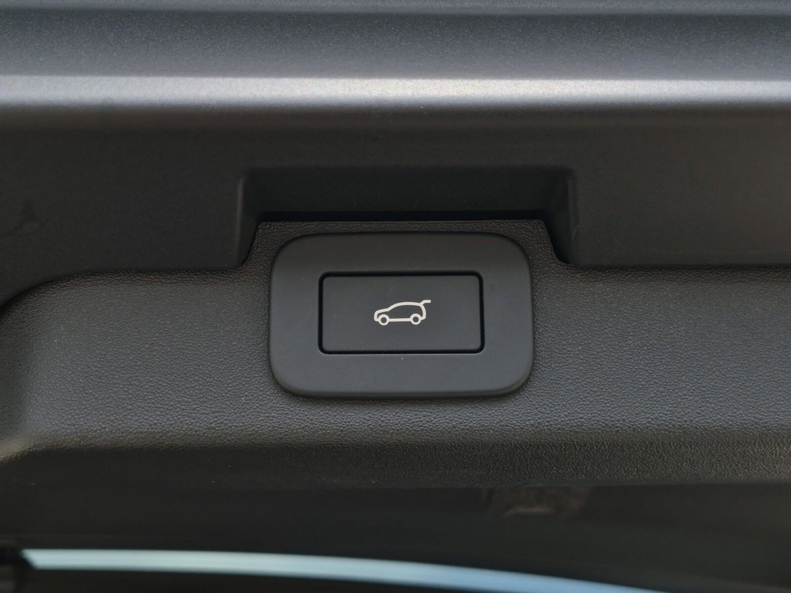 Used 2024 Land Rover Discovery Metropolitan Edition AWD/4WD image 9