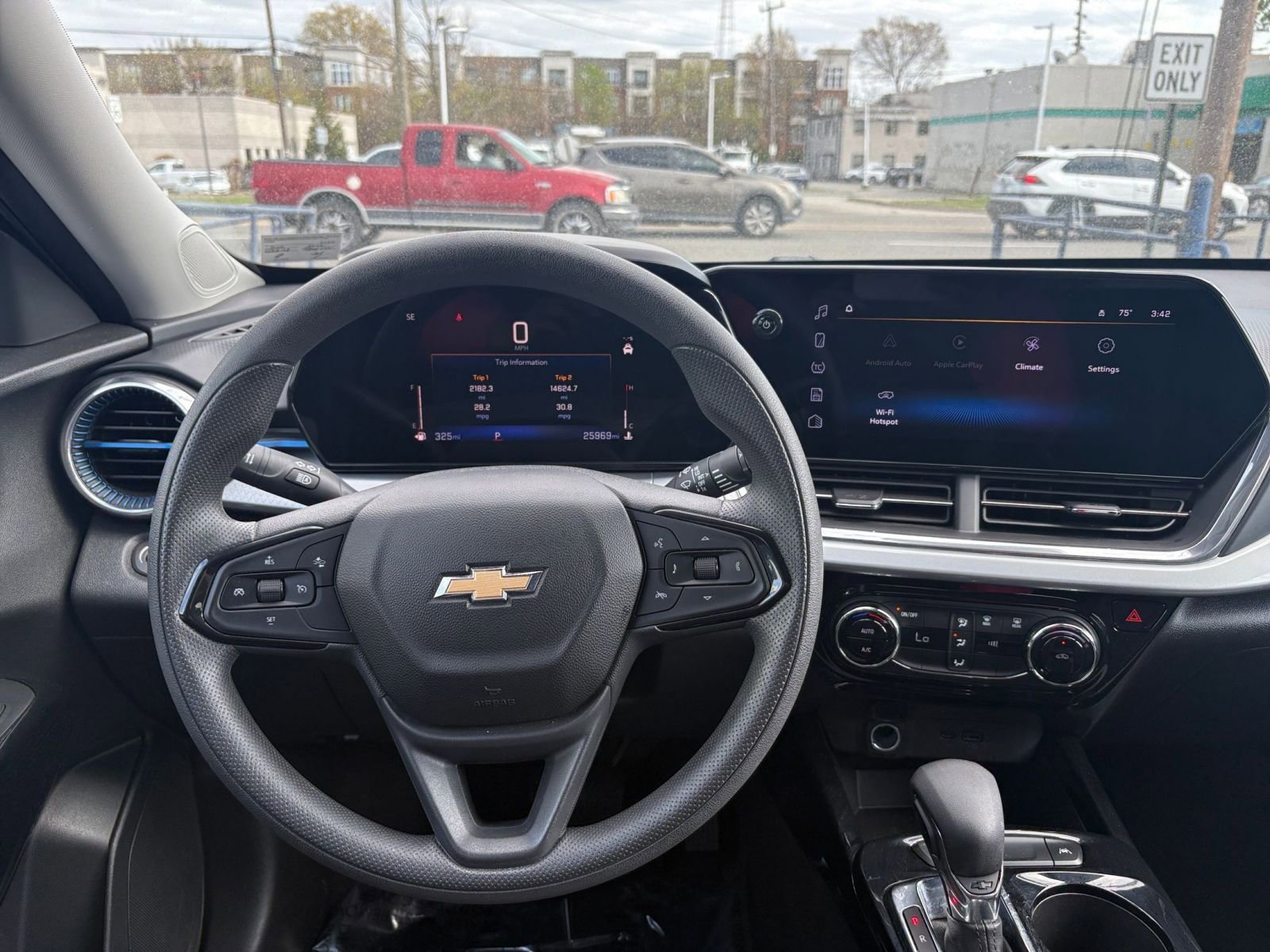 Used 2025 Chevrolet Trax LT image 33