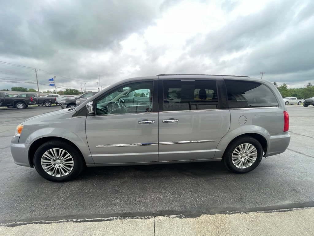 Used 2013 Chrysler Town & Country Touring-L w/ Driver Convenience Group FWD image 3