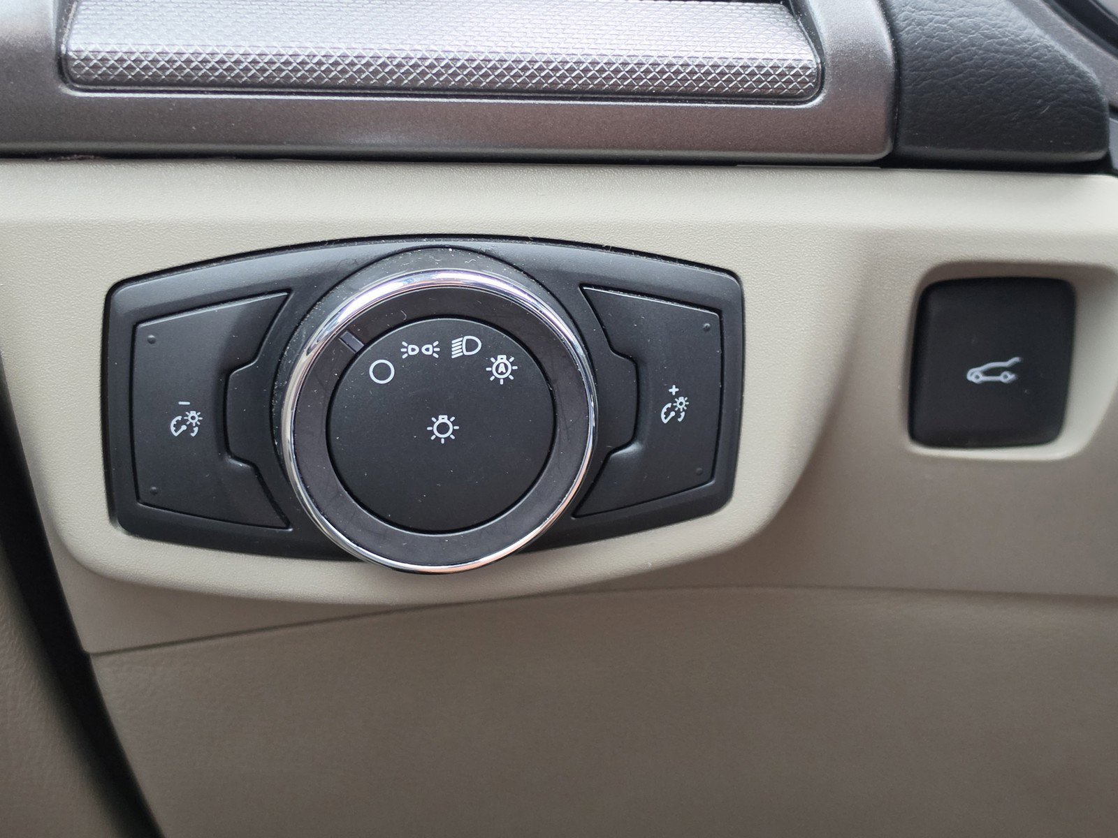 Used 2019 Ford Fusion SE FWD image 14
