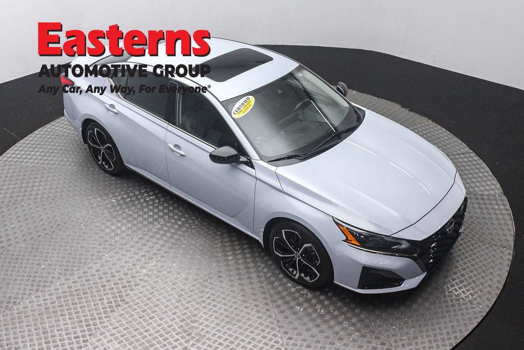 Used 2023 Nissan Altima 2.5 SR w/ SR Premium Package FWD image 3