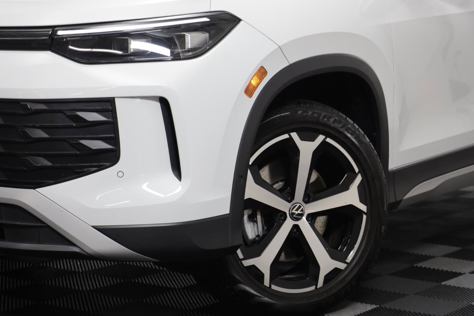 Used 2025 Volkswagen Tiguan SE w/ Panoramic Sunroof Package image 3