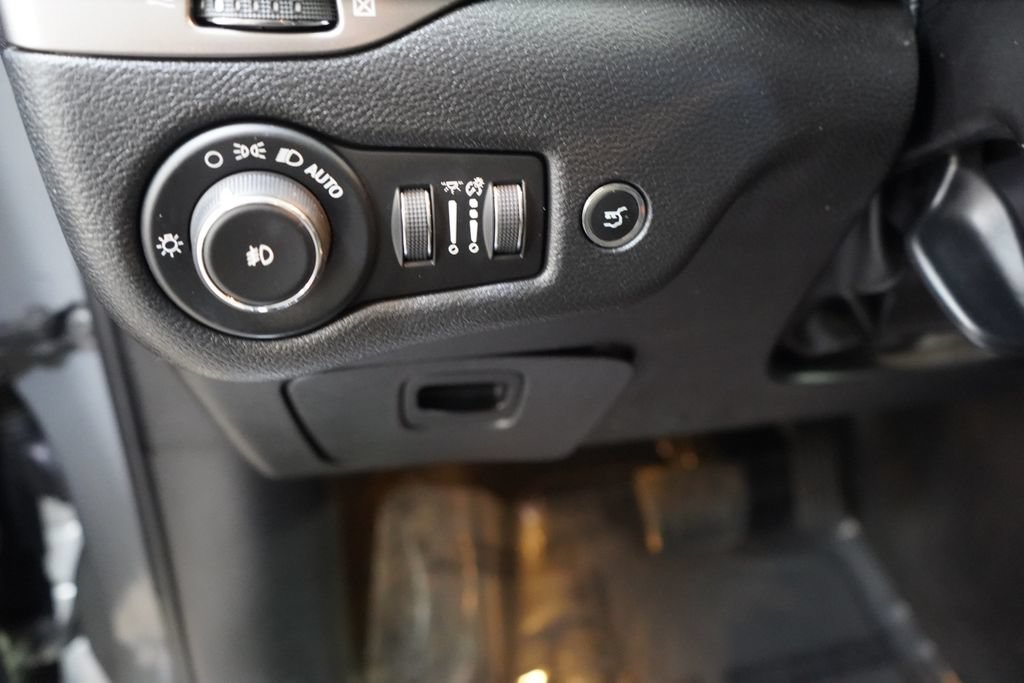 Used 2020 Jeep Cherokee Limited FWD image 29