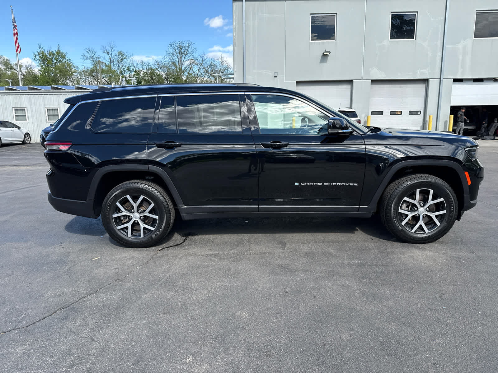 Used 2023 Jeep Grand Cherokee L Limited AWD/4WD image 2