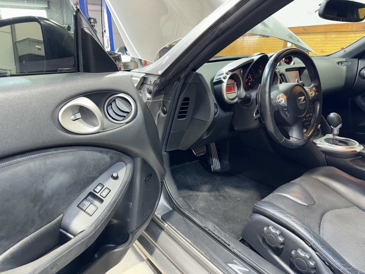 Used 2009 Nissan 370Z Touring w/ Sport Pkg image 14