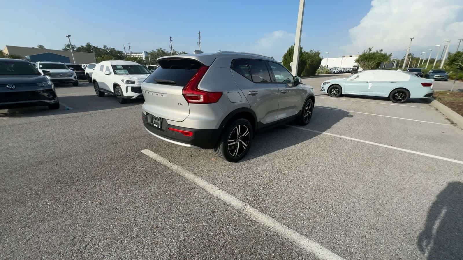 Used 2023 Volvo XC40 B4 Core w/ Convenience Package FWD image 8