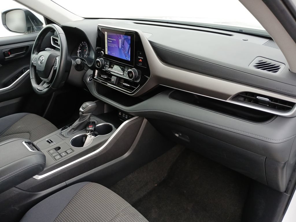 Used 2024 Toyota Highlander LE FWD image 30