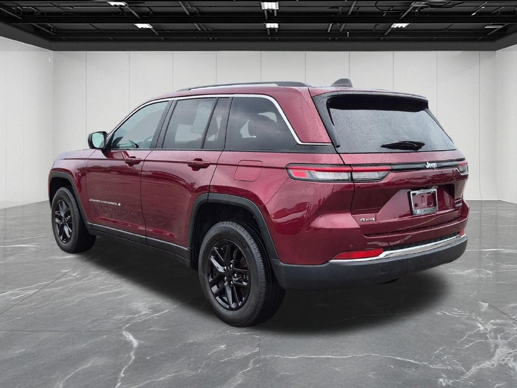 Used 2024 Jeep Grand Cherokee Laredo X AWD/4WD image 3