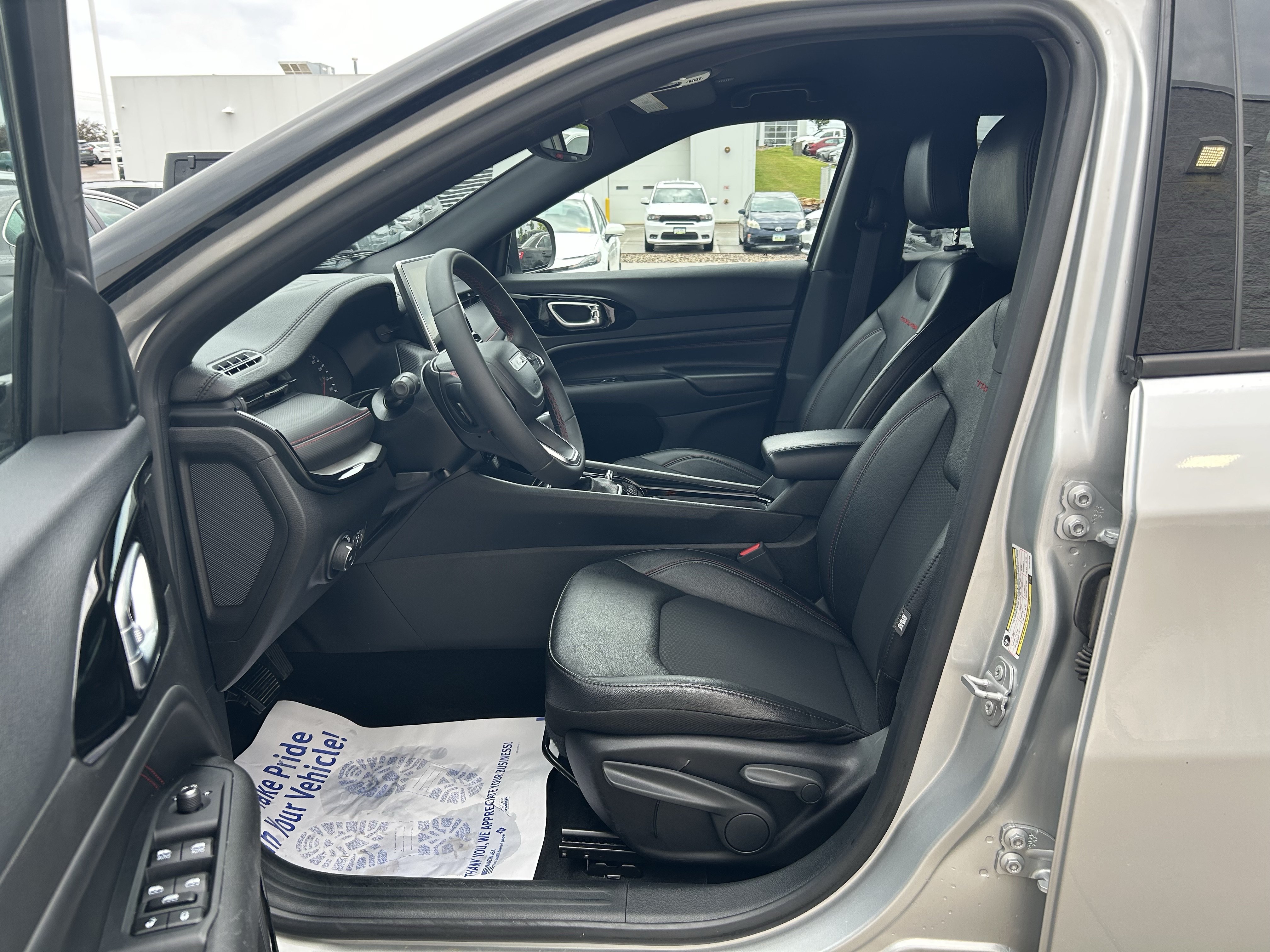 Used 2025 Jeep Compass Trailhawk AWD/4WD image 15