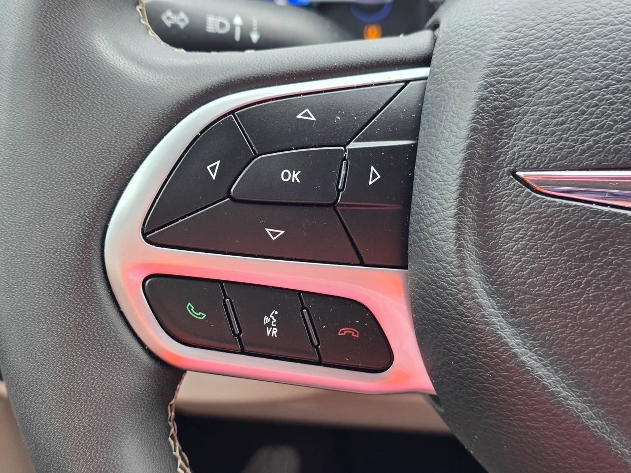 Used 2024 Chrysler Pacifica Limited FWD image 19