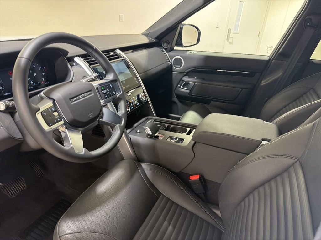 Used 2025 Land Rover Discovery S image 10
