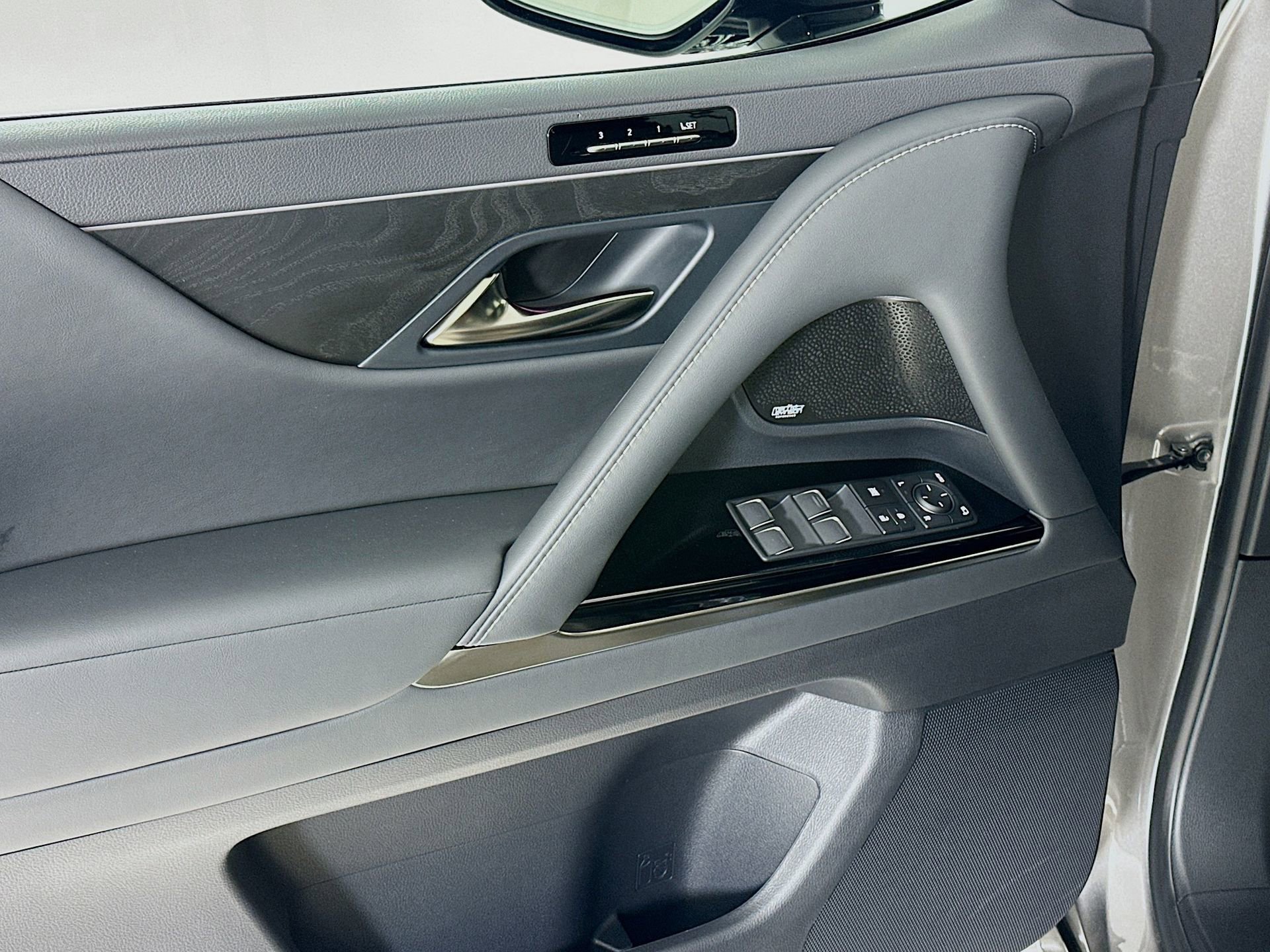 Used 2025 Lexus LX 700h Luxury image 19