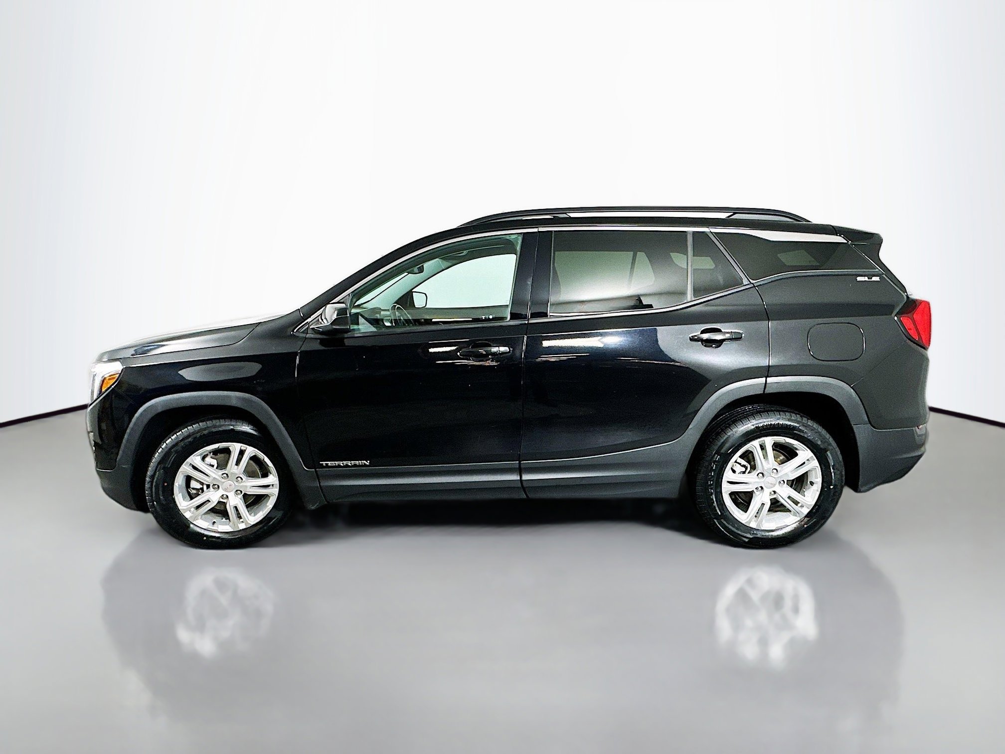 Used 2019 GMC Terrain SLE w/ Driver Convenience Package image 4