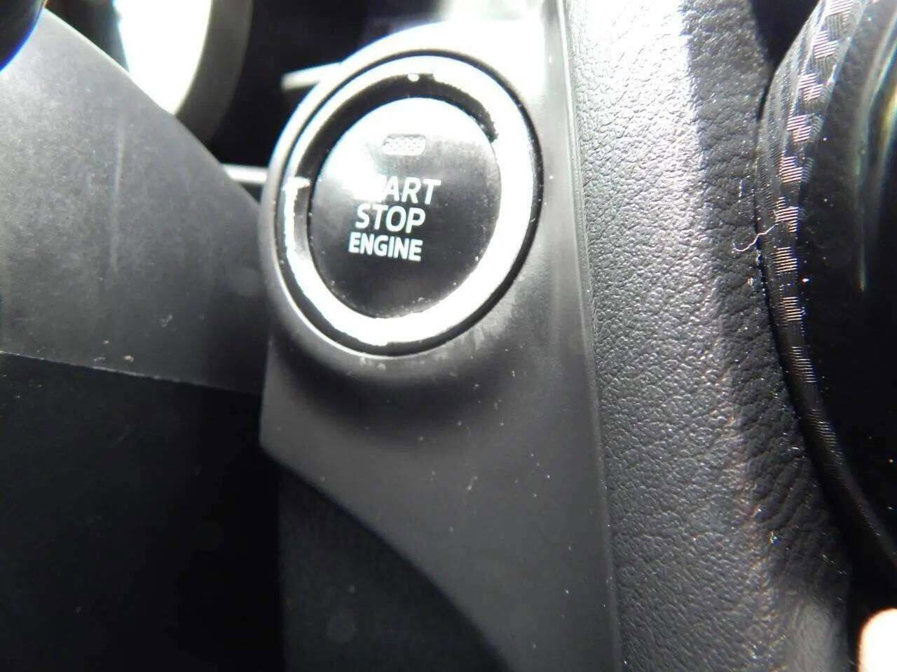 Used 2019 Toyota Yaris XLE image 19