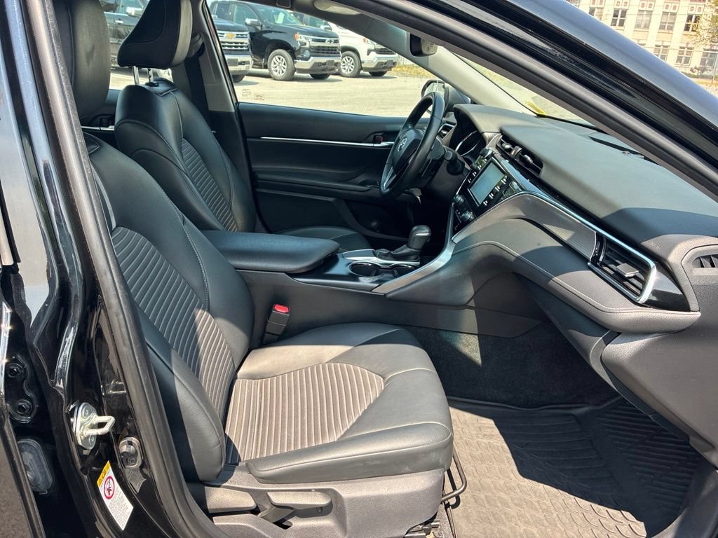 Used 2018 Toyota Camry SE w/ Moonroof Package FWD image 35