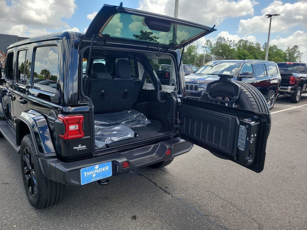 Used 2025 Jeep Wrangler Unlimited Sahara image 9