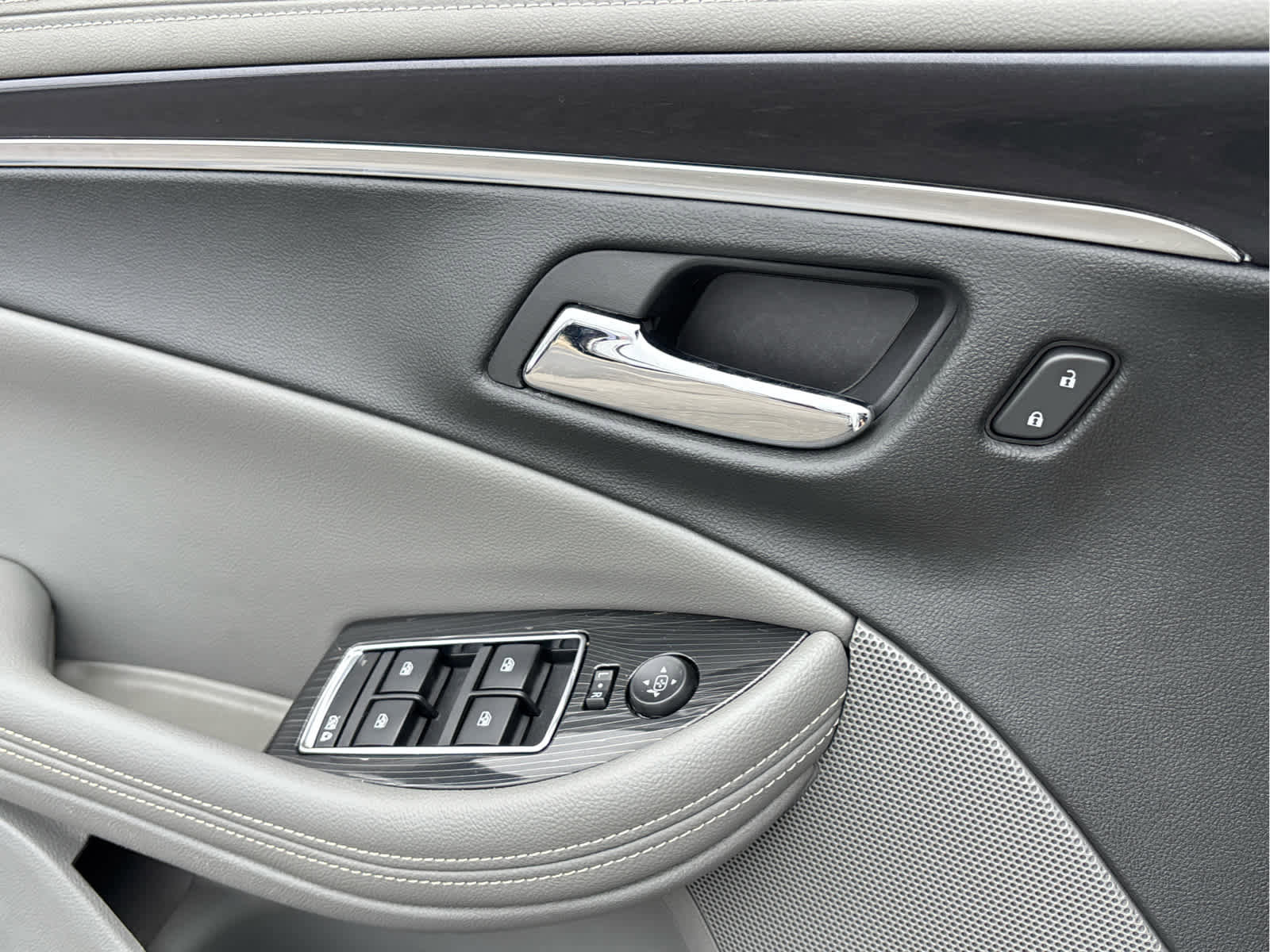 Used 2018 Chevrolet Impala LT image 25