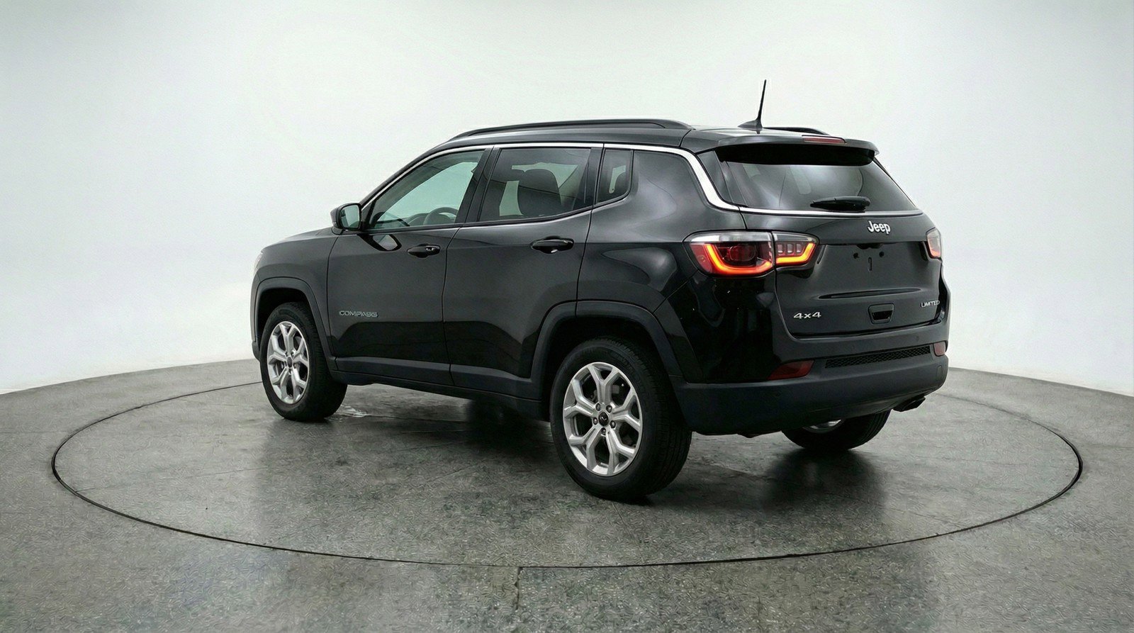 Used 2025 Jeep Compass Latitude image 6