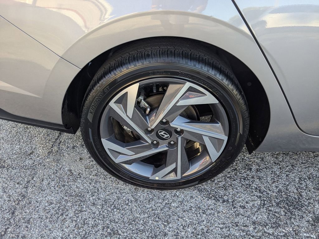 Used 2025 Hyundai Elantra Limited image 34