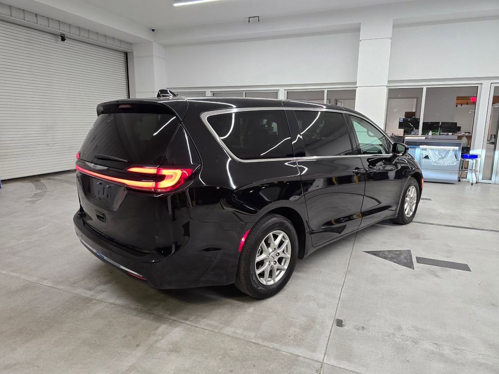 Certified 2024 Chrysler Pacifica Touring-L image 6