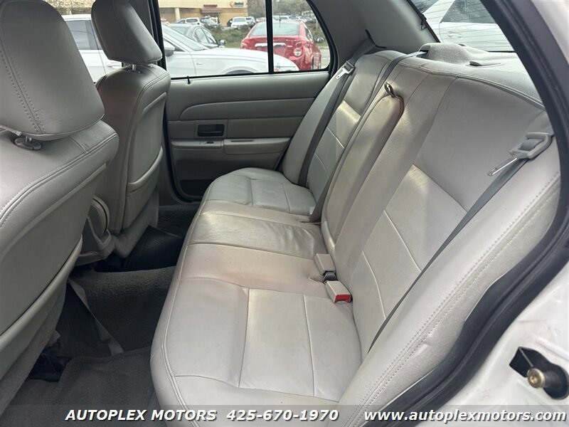 Used 2004 Ford Crown Victoria LX RWD image 11