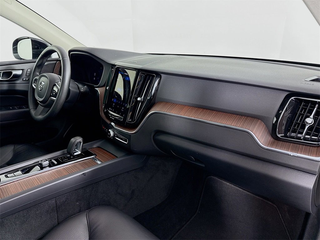 Used 2023 Volvo XC60 T8 Plus image 28
