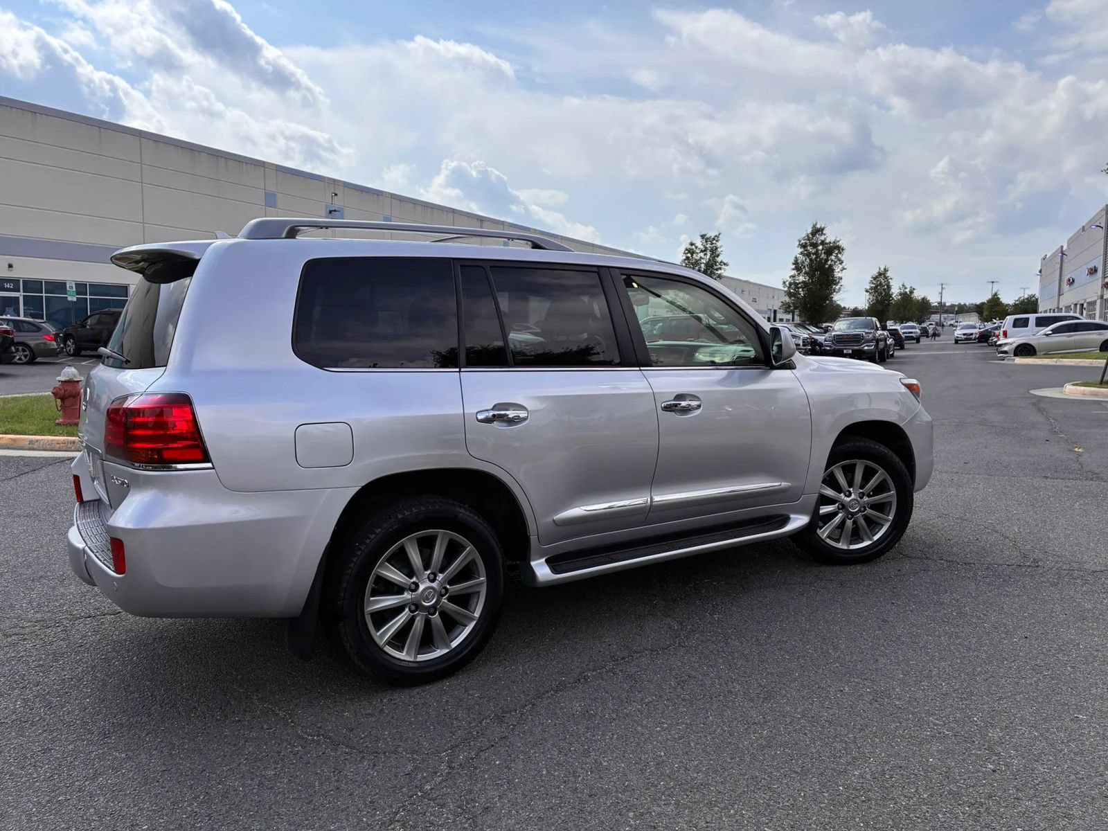 Used 2011 Lexus LX 570 4WD w/ Luxury Pkg image 9