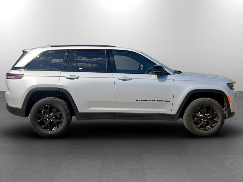 Used 2025 Jeep Grand Cherokee Altitude AWD/4WD image 5