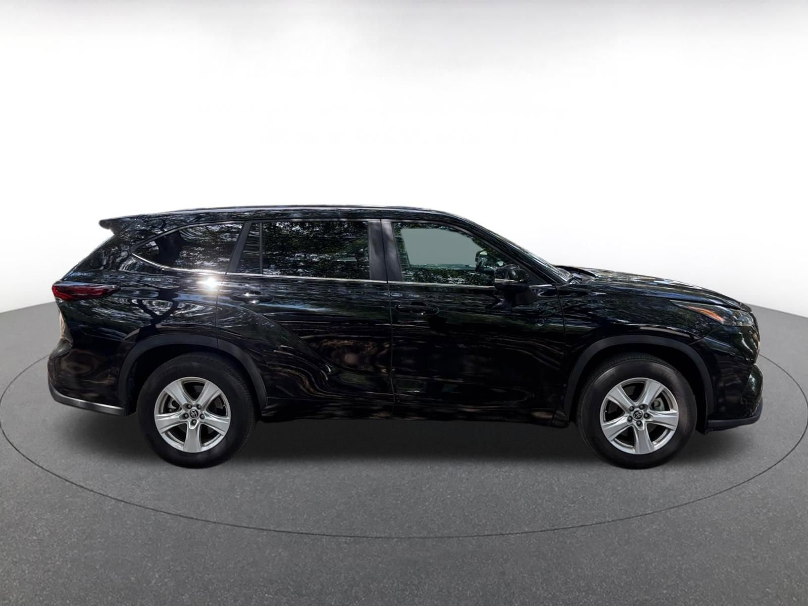 Used 2025 Toyota Highlander LE FWD image 8