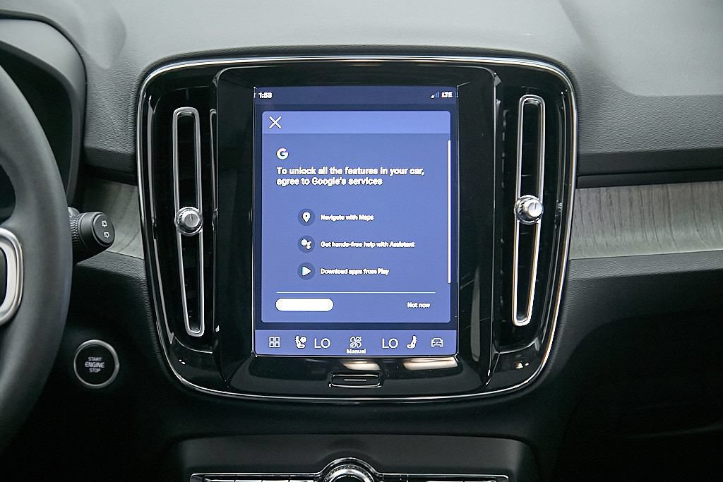 Certified 2024 Volvo XC40 B5 Ultimate w/ Climate Package AWD/4WD image 25