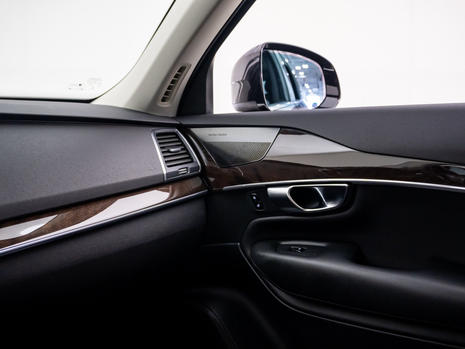 Used 2019 Volvo XC90 T5 Momentum w/ Multimedia Package AWD/4WD image 28
