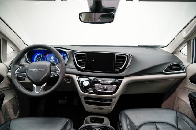 Used 2024 Chrysler Pacifica Touring-L image 28