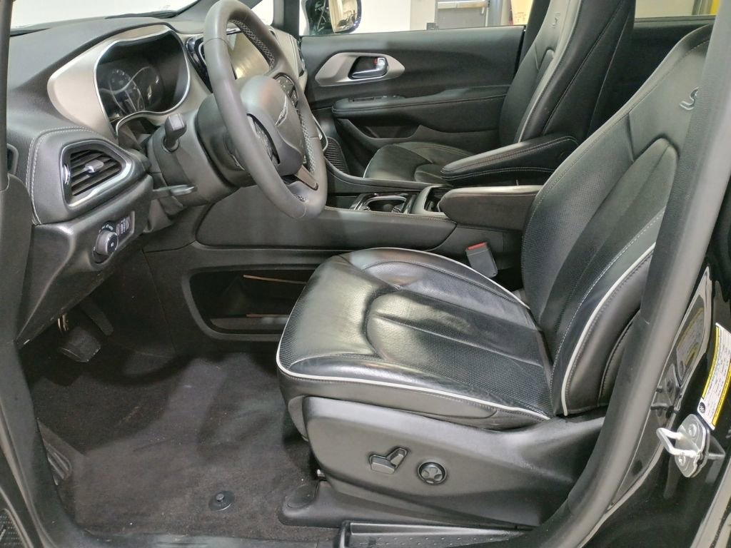 Used 2023 Chrysler Pacifica Limited w/ Uconnect Theater Family Group image 11