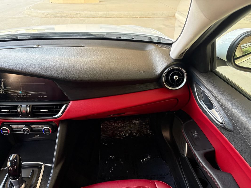 Used 2018 Alfa Romeo Giulia AWD image 11